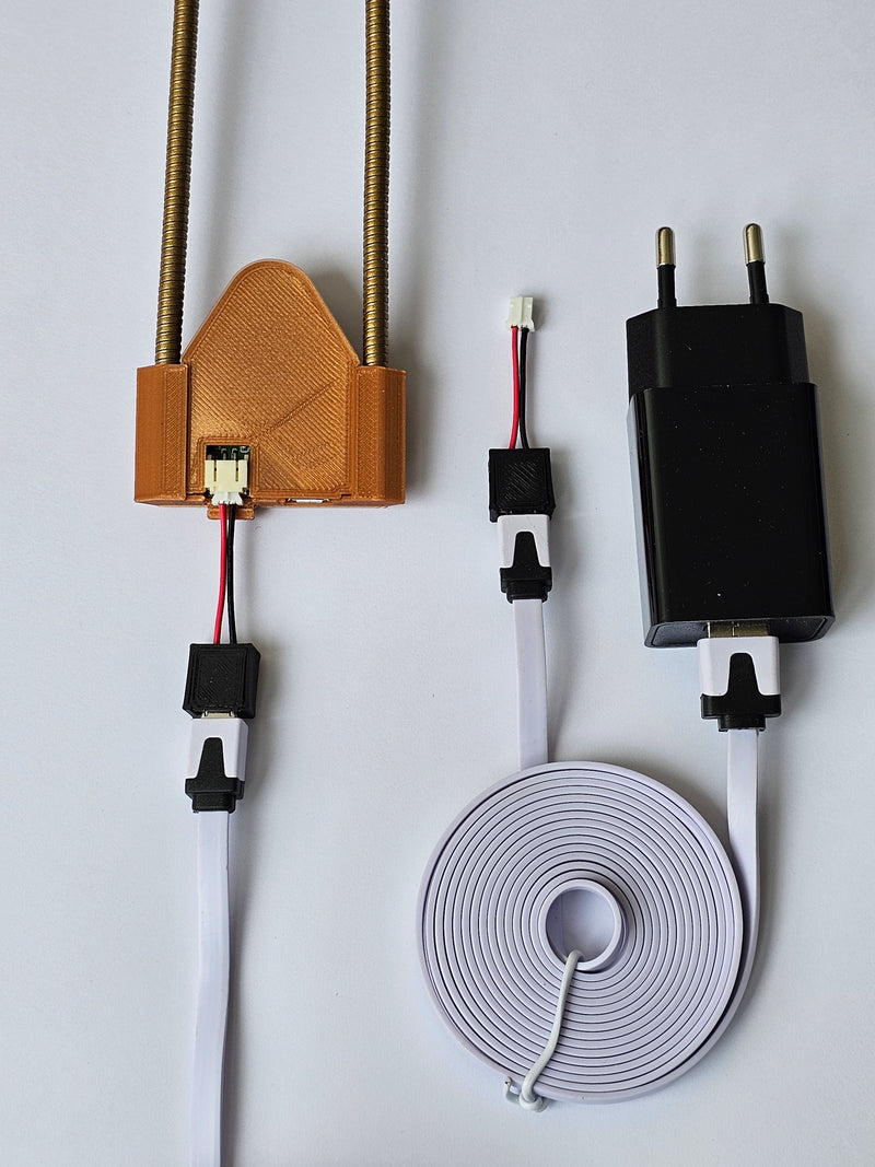 Alimentation 5V et câble plat blanc pour raccorder l'éclairage discrètement